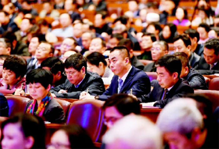 政協委員認真聆聽政協湖北省十二屆委員會常委會工作報告。.jpg