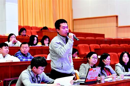 圖為：湖北日報全媒記者王際凱現場提問。.jpg