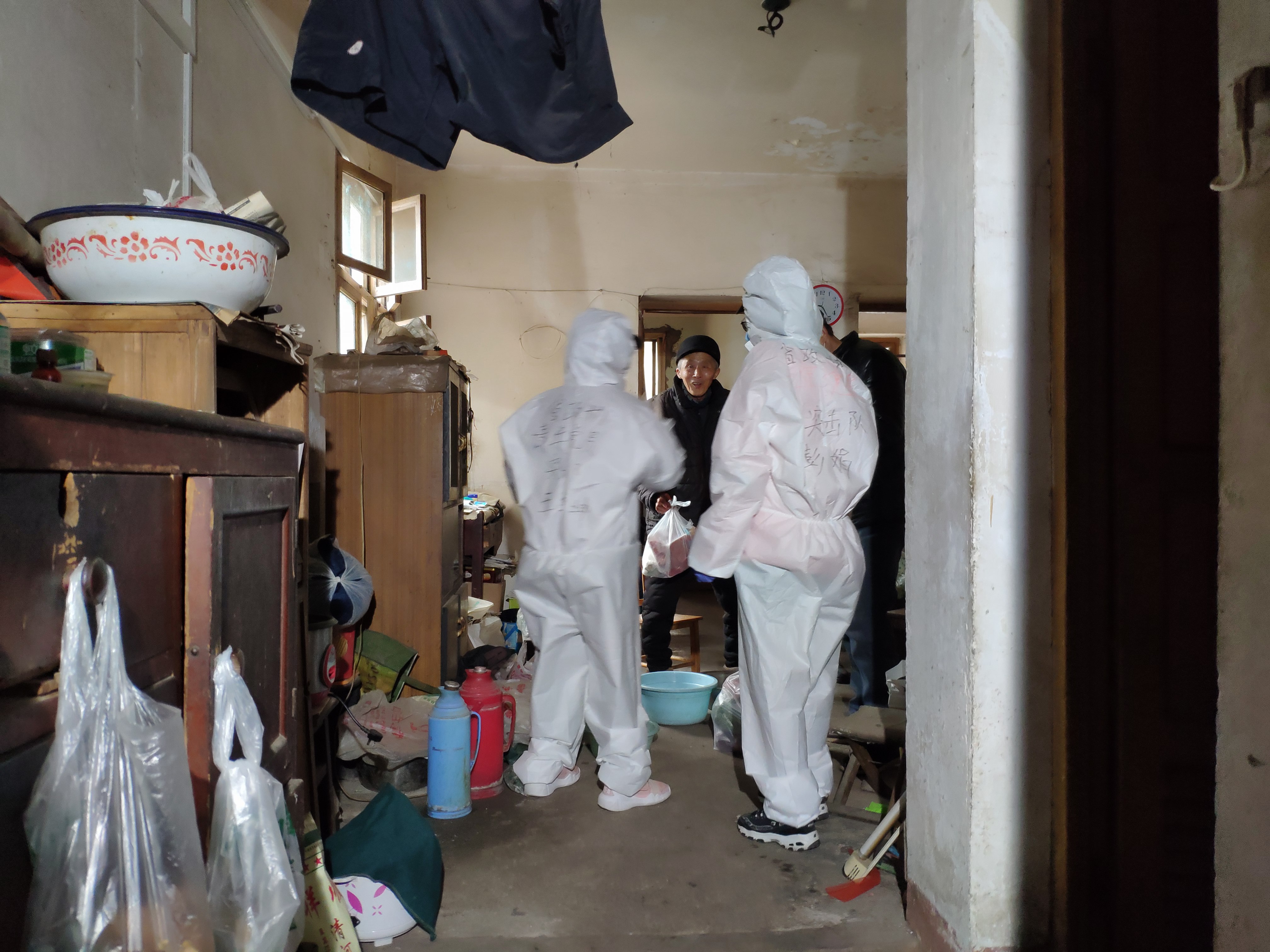 省政協機關黨員突擊隊為社區空巢老人送去慰問物資.jpg