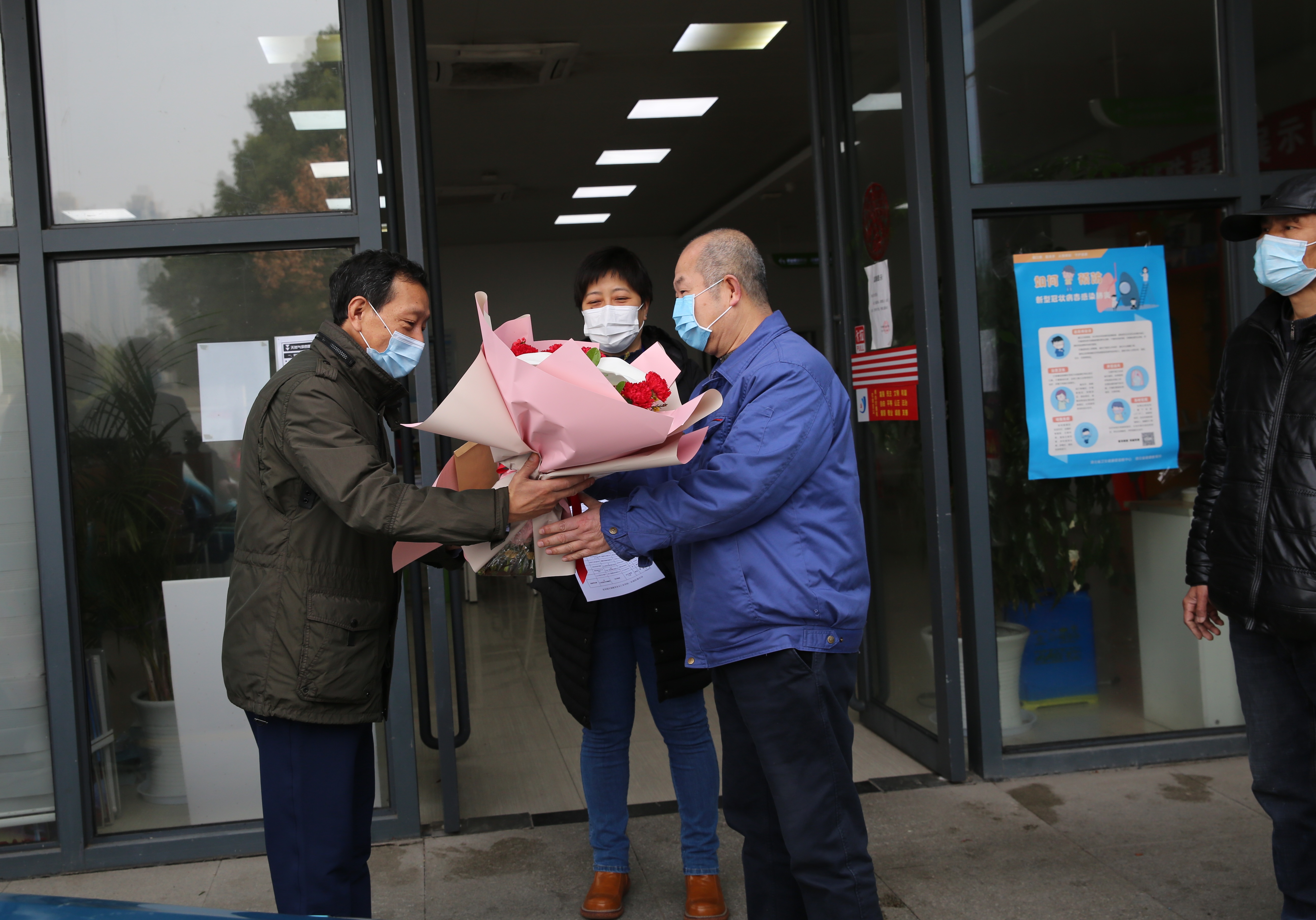 翟天山秘書長慰問社區一線醫務人員及家屬.jpg