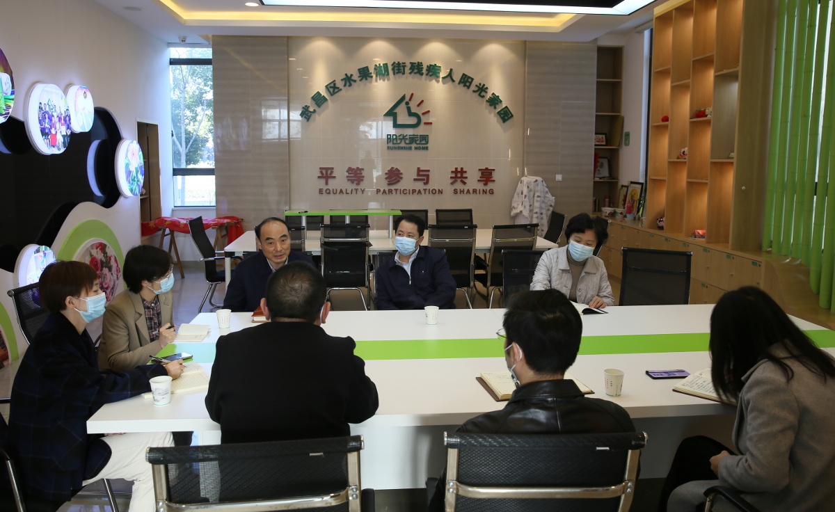 2省政協副秘書長、機關黨組成員、機關黨委書記周向陽在青魚嘴社區調研座談會上講話.jpg