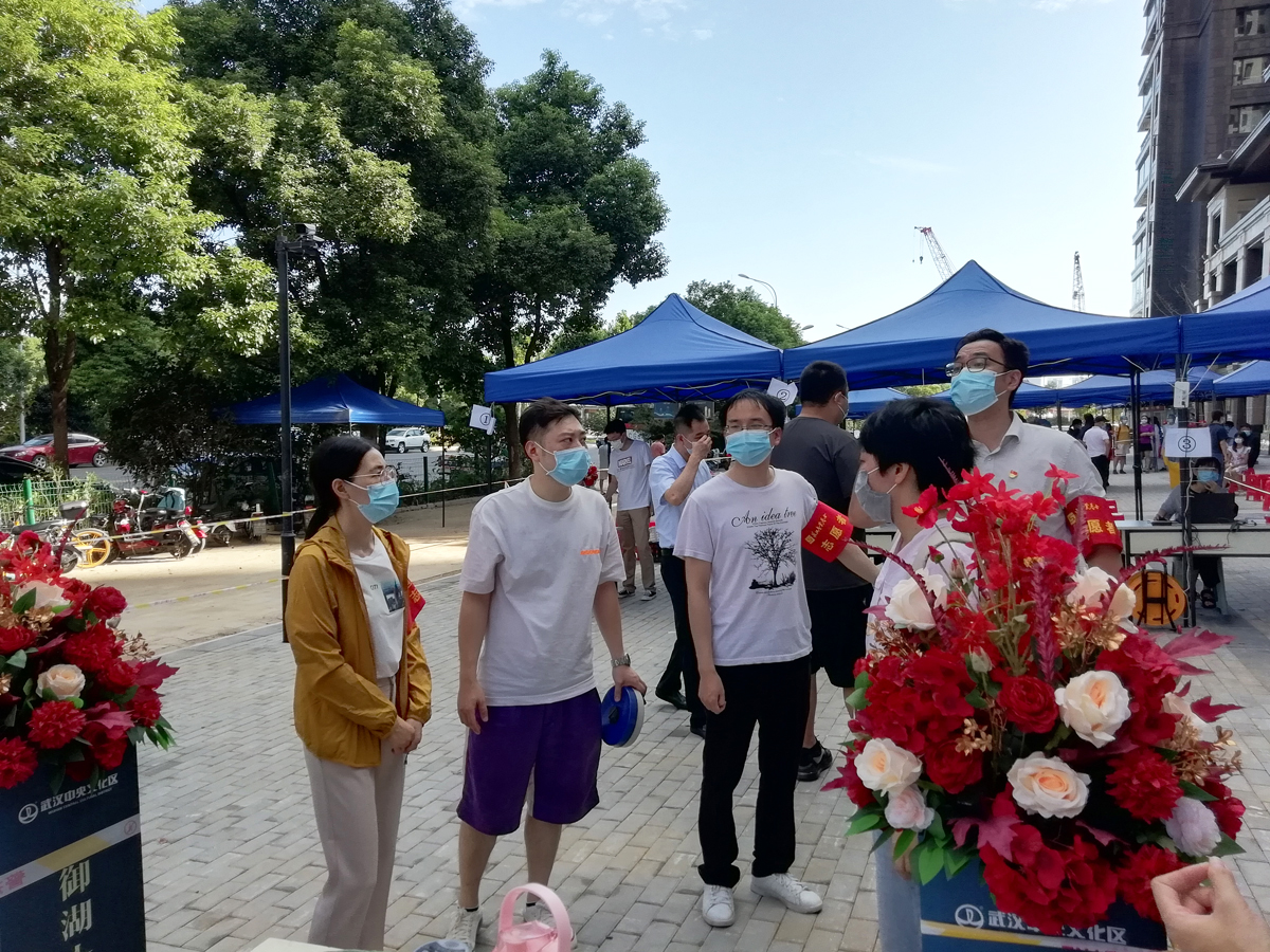 3省政協(xié)機(jī)關(guān)聯(lián)系青魚嘴社區(qū)工作隊(duì)、突擊隊(duì)在青魚嘴社區(qū)協(xié)助開展核酸檢測(cè)工作.jpg