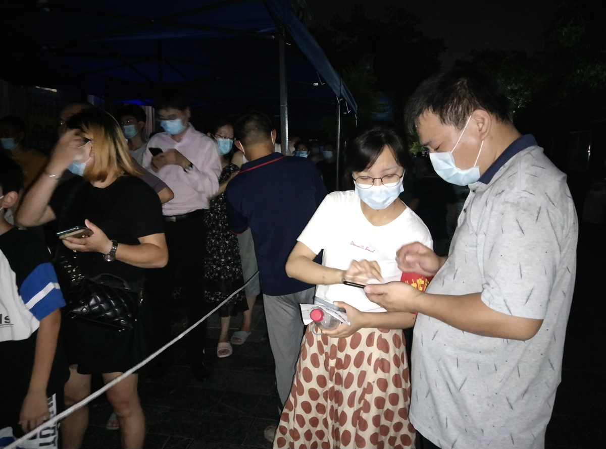 4省政協(xié)機(jī)關(guān)聯(lián)系戶部巷社區(qū)工作隊(duì)、突擊隊(duì)在戶部巷社區(qū)協(xié)助開展核酸檢測(cè)工作.jpg