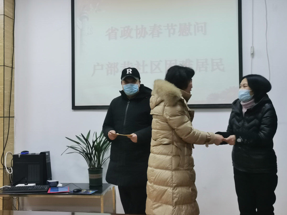 2劉麗瓊同志一行在戶部巷社區(qū)慰問困難群眾.jpg