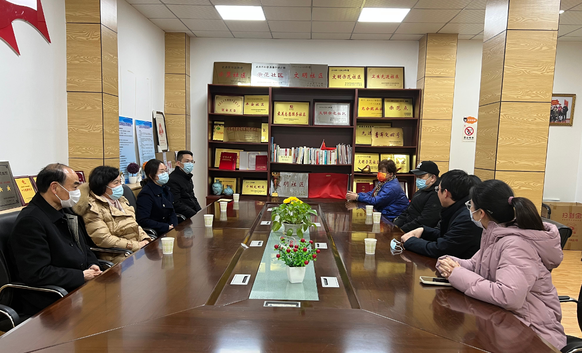 3劉麗瓊同志一行在戶部巷社區(qū)座談會上與困難群眾親切交談.jpg
