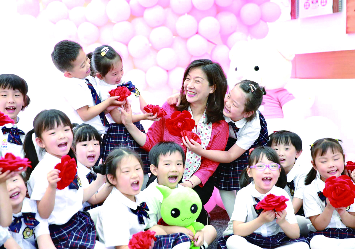 1袁芒和孩子們在一起(受訪者供圖).jpg 1袁芒和孩子們在一起(受訪者供圖).jpg