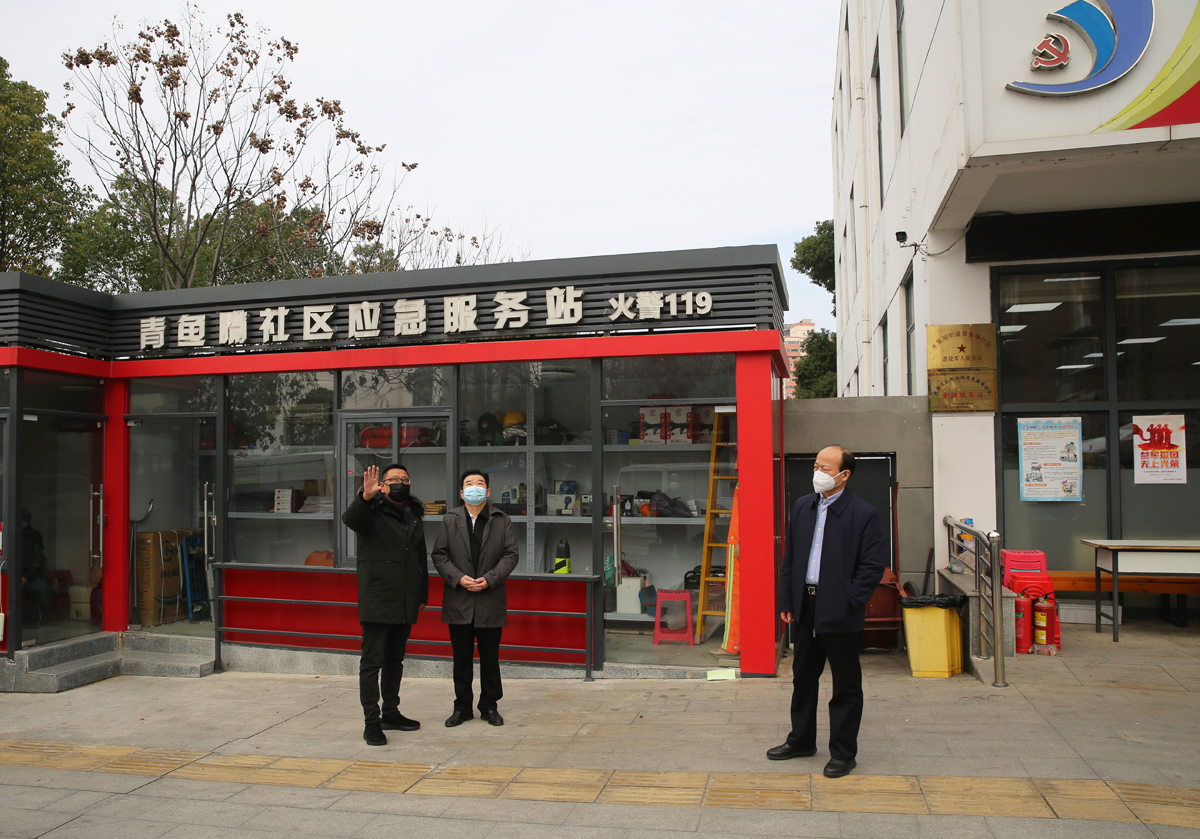 1省政協副秘書長、機關黨組副書記、辦公廳主任何文、省政協副秘書長、機關黨組成員、機關黨委書記吳麟章一行在社區(qū)實地調研.JPG
