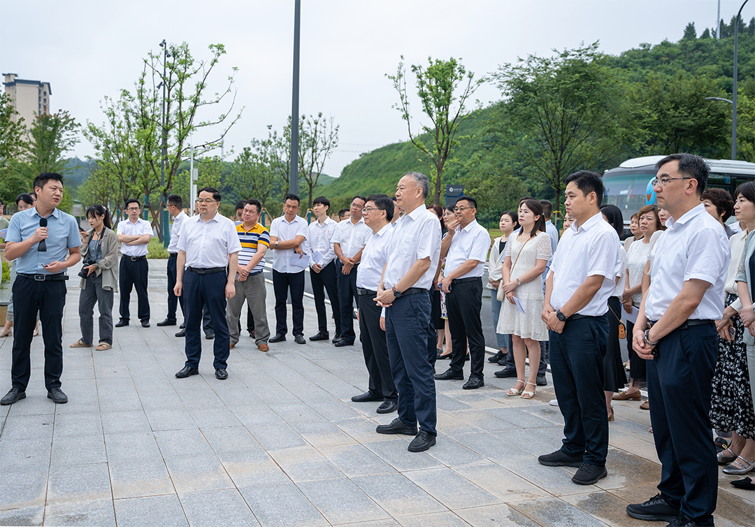 在湖北航空學(xué)院，委員們實(shí)地了解學(xué)校建設(shè)進(jìn)度和教學(xué)設(shè)施設(shè)備配套情況.png
