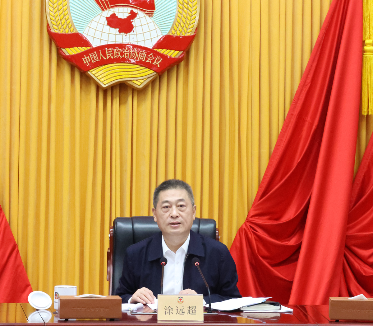 2____省政協(xié)黨組成員、秘書長、機關(guān)黨組書記涂遠超主持會議并講話.JPG