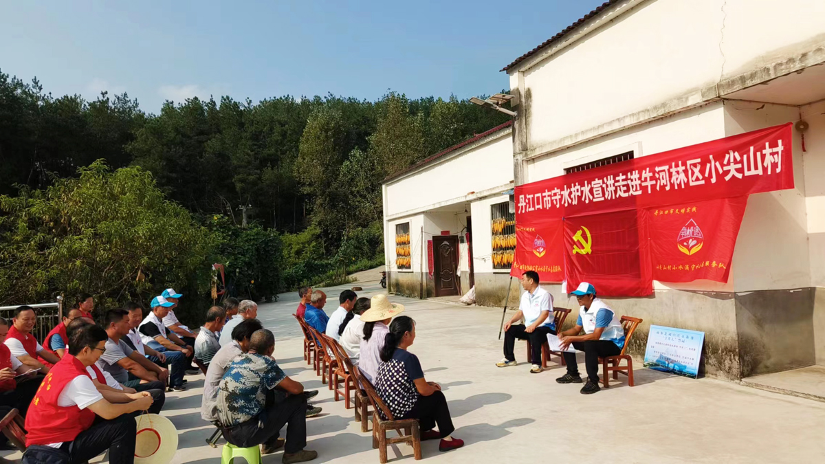 圖1：政協(xié)委員守水護(hù)水宣講將“農(nóng)家小院”就地轉(zhuǎn)變?yōu)椤白h事講堂”.jpg