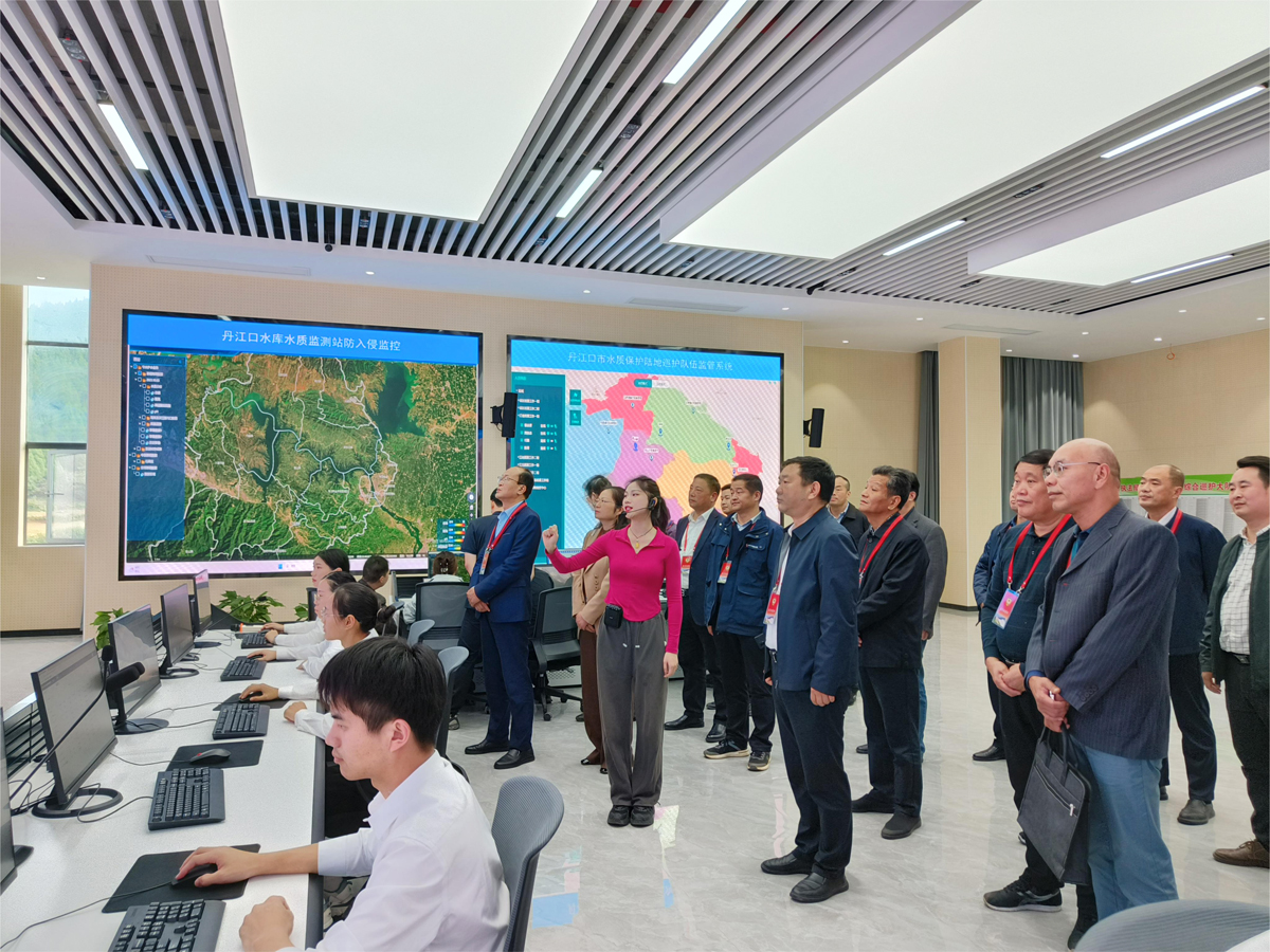 圖2：政協(xié)委員集中調(diào)研市水庫(kù)水質(zhì)安全保障指揮中心.jpg