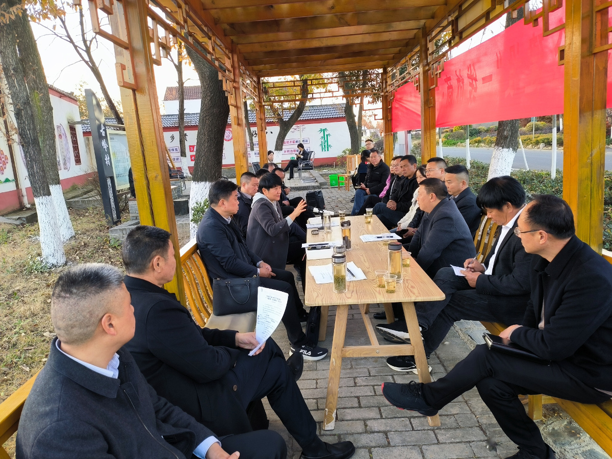 2023年12月7日，市委常委、市政府副市長邢紅麗參加市政協(xié)“古嶺村產(chǎn)地倉建設(shè)”一線協(xié)商活動，現(xiàn)場回應(yīng)群眾關(guān)切.jpg