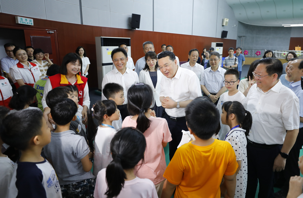 爾肯江?吐拉洪看望慰問湖北送變電公司職工子女托管班留守兒童.jpg