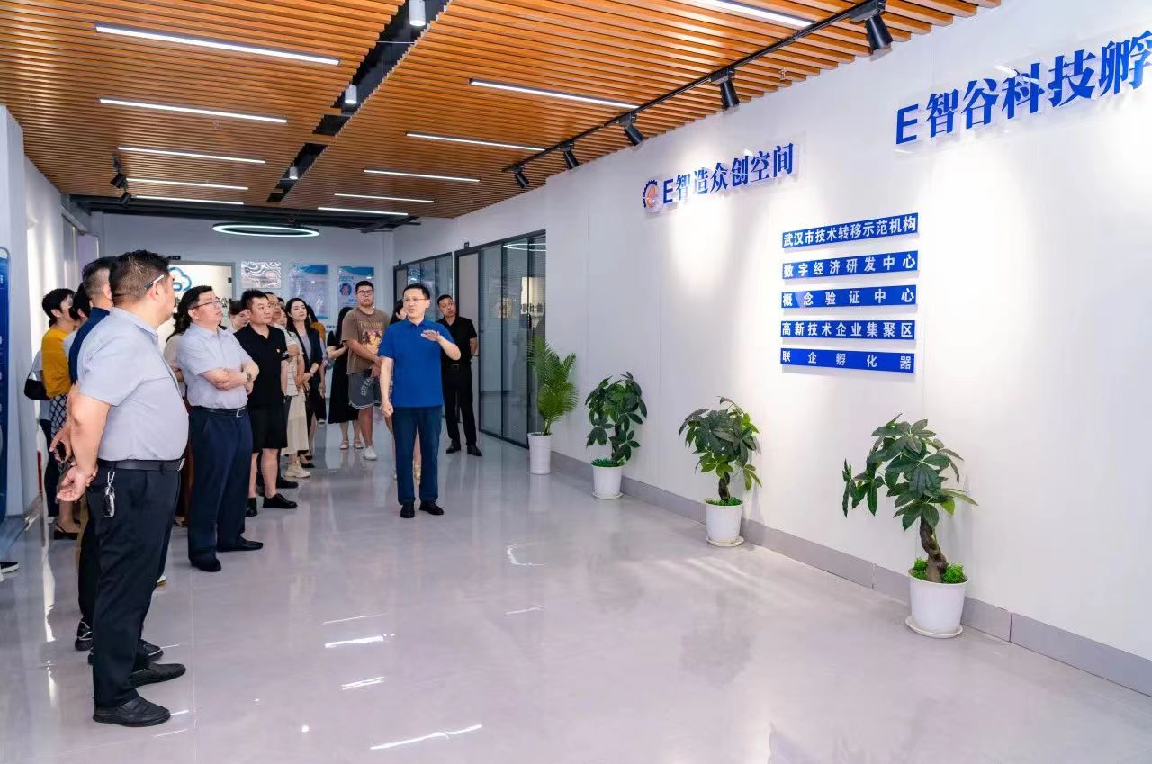 東西湖區民營企業家代表參觀區政協工商聯界別委員企業E智造眾創空間.jpg 東西湖區民營企業家代表參觀區政協工商聯界別委員企業E智造眾創空間.jpg