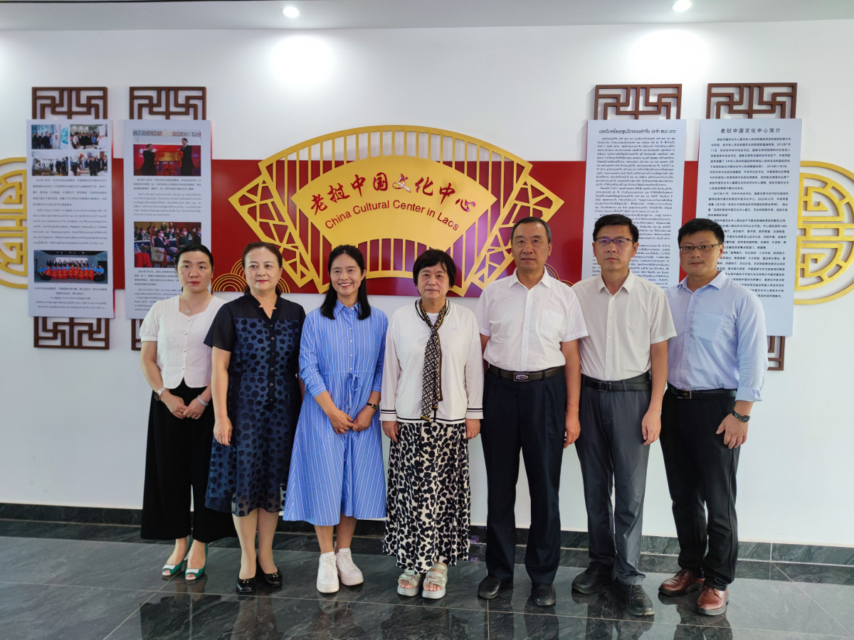 省政協副主席王紅玲一行訪問老撾中國文化中心.jpg