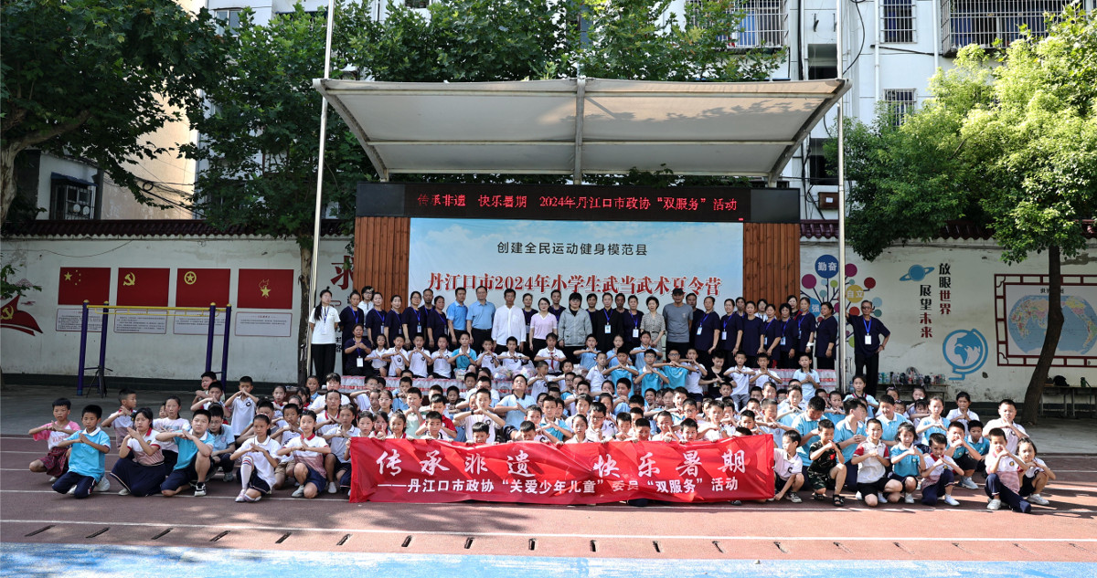 4市政協(xié)組織委員開展暑期托管雙服務(wù)活動.jpg