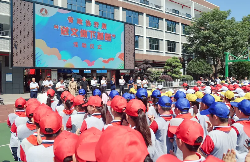 7月4日至5日，省政協(xié)副主席、黨組成員張維國(guó)帶領(lǐng)省知名藝術(shù)家、著名運(yùn)動(dòng)員、教練員等來(lái)我縣開(kāi)展“送文體下基層”活動(dòng).jpg