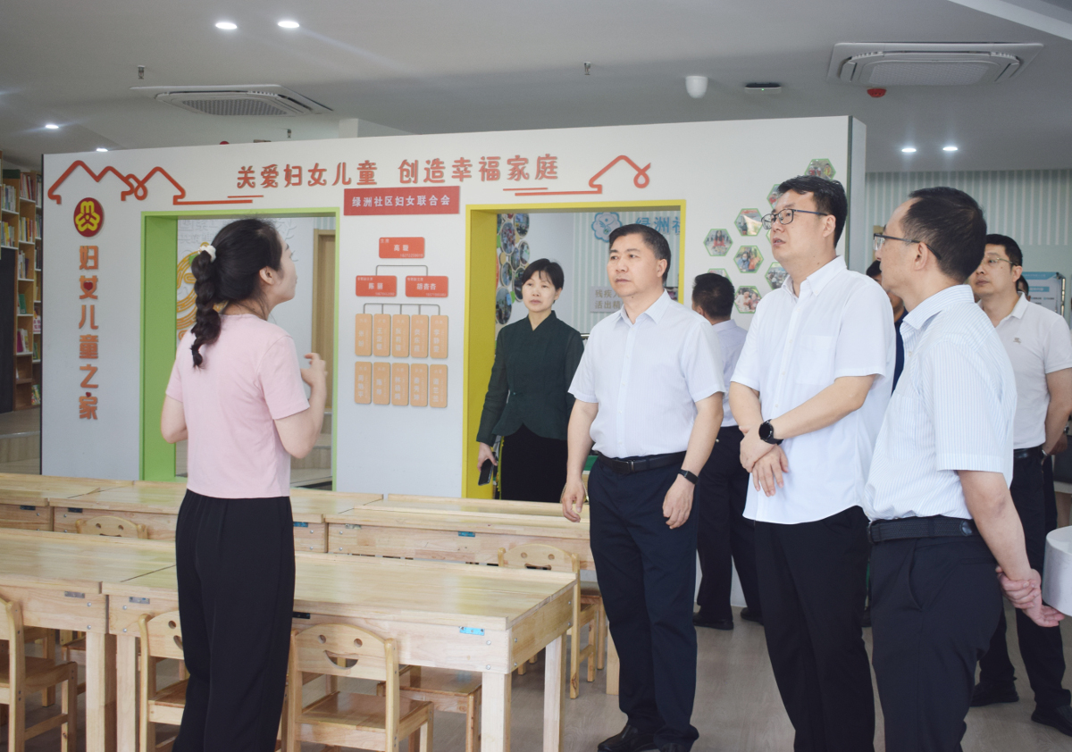 2024年5月31日，夷陵區(qū)政協(xié)聚焦關愛少兒成長，促進家庭教育主題，組織夷陵聯(lián)組省市區(qū)三級政協(xié)委員開展“一線協(xié)商·共同締造”行動。圖為在該區(qū)綠洲社區(qū)調研社區(qū)家庭教育工作.jpg