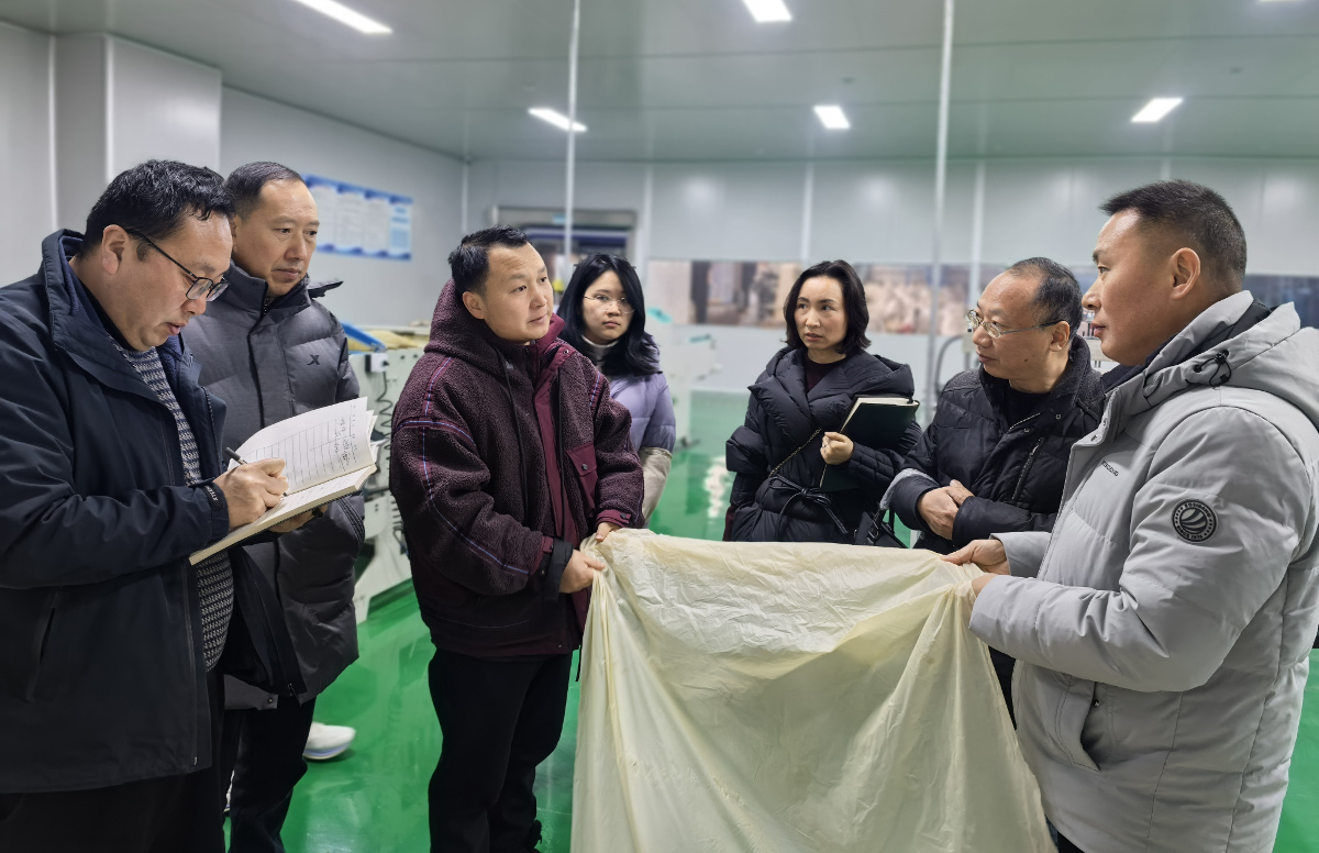 3月12日，鶴峰縣政協(xié)到太平鎮(zhèn)湖北省綠竹新材料公司調研.jpg