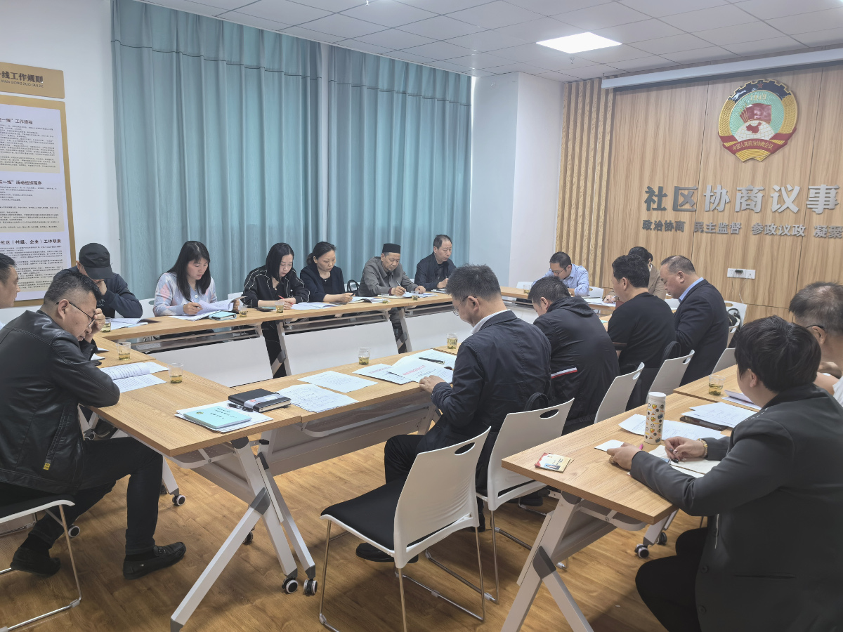 政協(xié)委員、綠化管理處、供電公司、社區(qū)工作人員和居民代表圍坐在一起協(xié)商.jpg