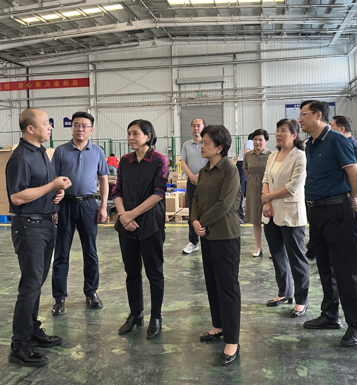 楊玉華一行在襄陽菜鳥跨境中心倉調研電商產業發展情況.jpg