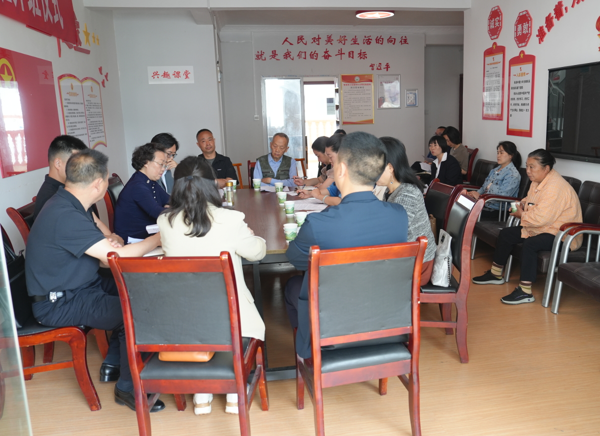 鶴峰縣政協在雷家嶺安置點召開院壩協商會.jpg
