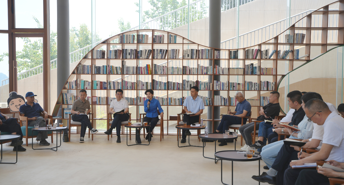6月11日，夷陵區(qū)政協(xié)組織開展“委員零距離茶園促升級”一線協(xié)商，委員圍繞主題協(xié)商建言.jpg