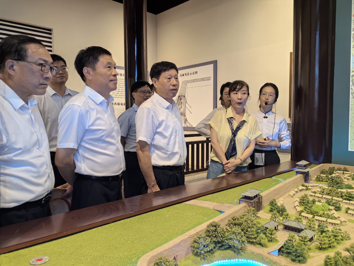 9月1日張維國(guó)在宜城鄭集鎮(zhèn)楚皇城遺址調(diào)研.jpg