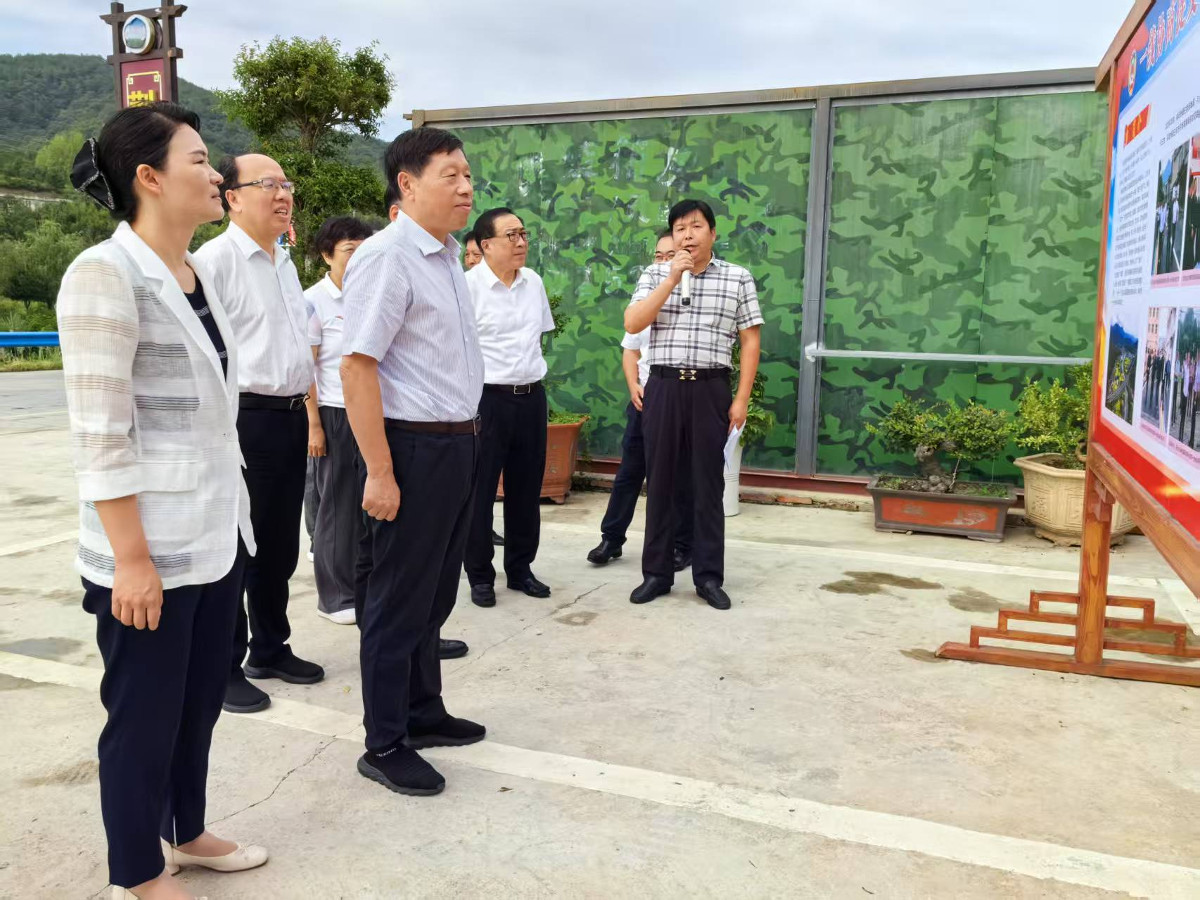 9月2日張維國(guó)在保康馬良鎮(zhèn)陳家灣村調(diào)研一線協(xié)商工作.jpg