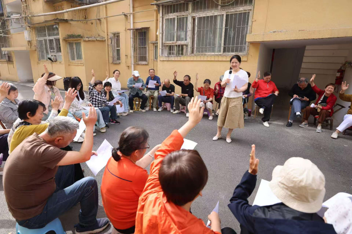 星河家屬院居民圍繞小區(qū)管理事項進(jìn)行投票表決.jpg 星河家屬院居民圍繞小區(qū)管理事項進(jìn)行投票表決.jpg