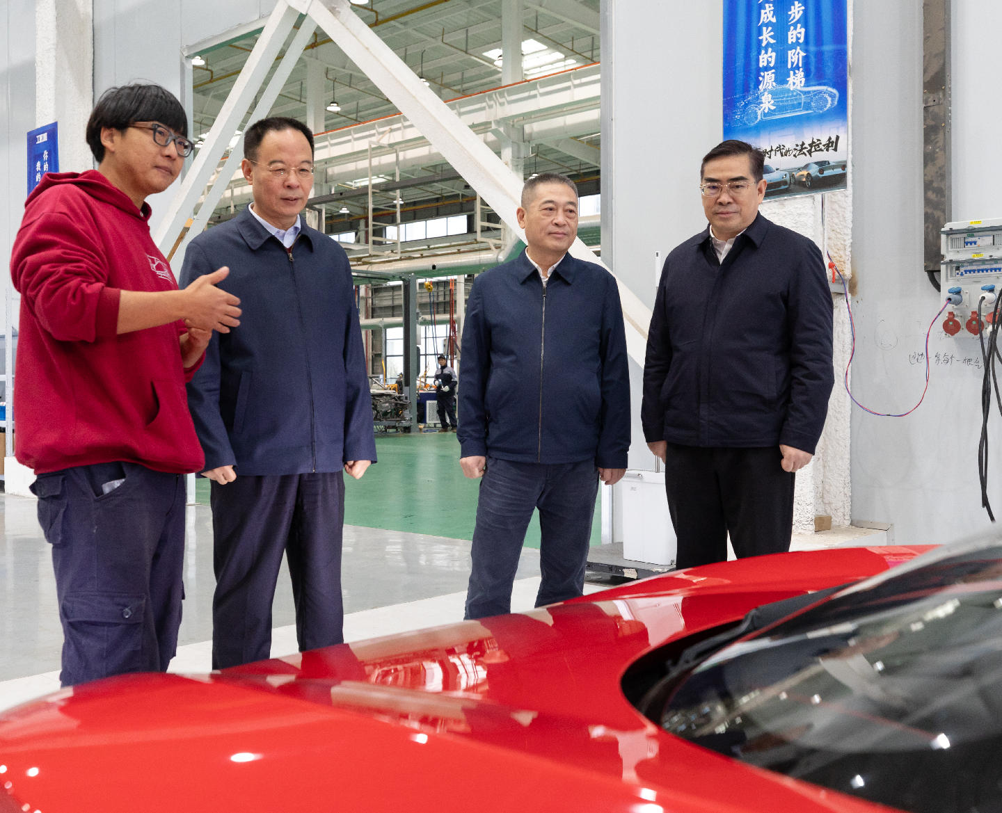 2025年10月21日,孫偉在湖北源派車業有限公司,調研新能源跑車生產情況.jpg 2025年10月21日,孫偉在湖北源派車業有限公司,調研新能源跑車生產情況.jpg